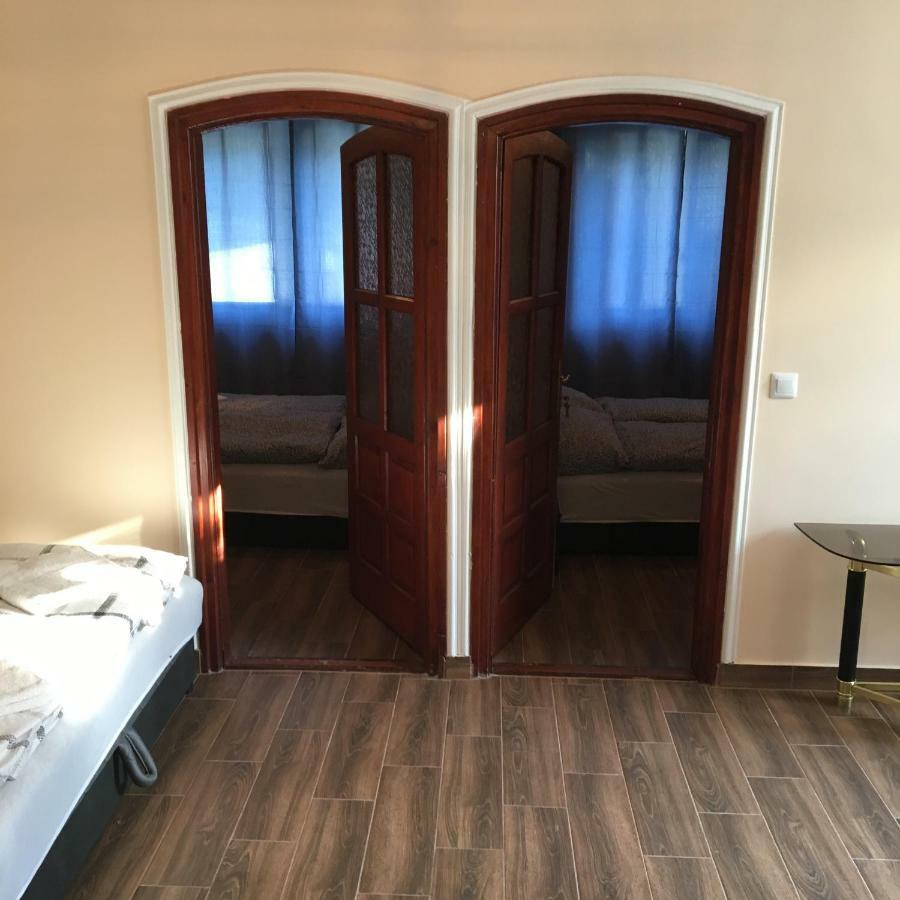 Stella Apartman Debrecen Buitenkant foto